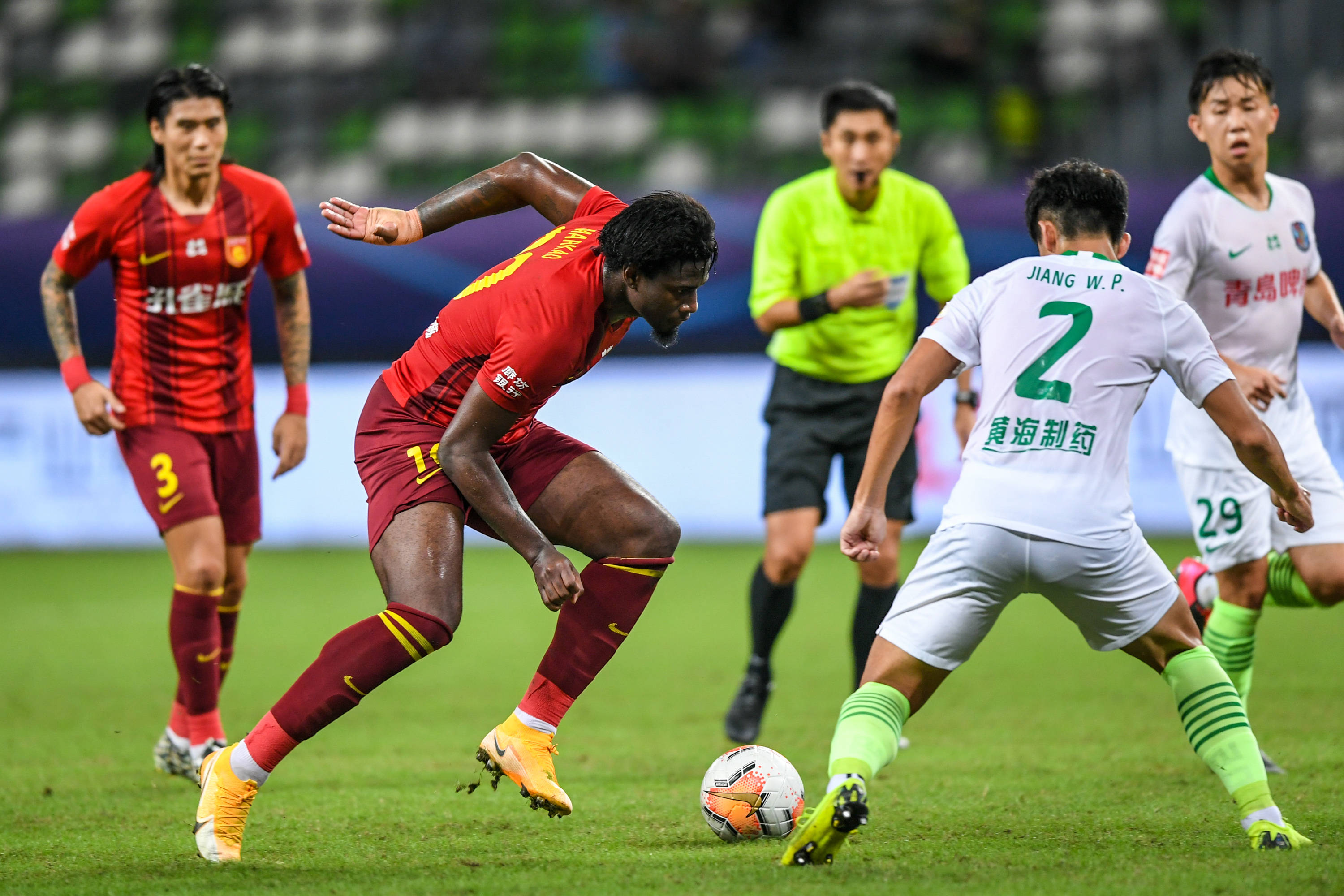 落在篮筐前 落在篮筐前